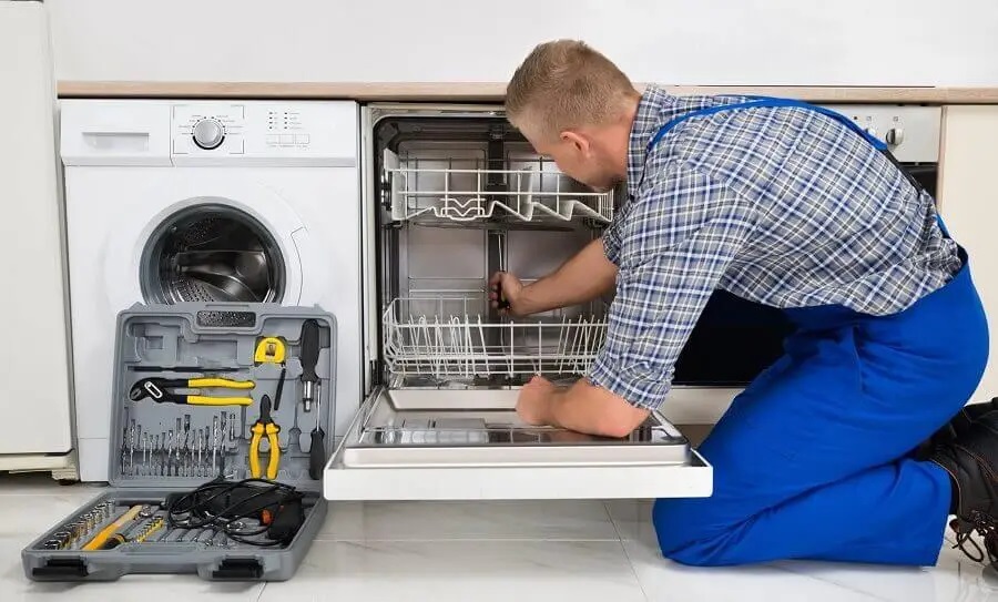 Çilimli Airfel servisi teknisyen ekibi beyaz eşya tamiri yaparken